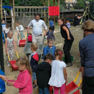 "Kita Wichernhaus bekommt neuen Sand und alle helfen mit"