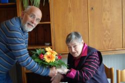 SeniorPartner Diakonie und Kirche boten zum 8. Mal die Senioren-Aktion „Urlaub machen ohne Koffer packen“ und beschenkten die 1500. Besucherin