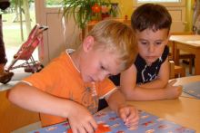 Kinder basteln gemeinsam während des Gruppenangebotes