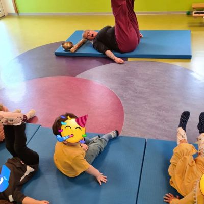 "Yoga in der Krippe Ellhornstraße"