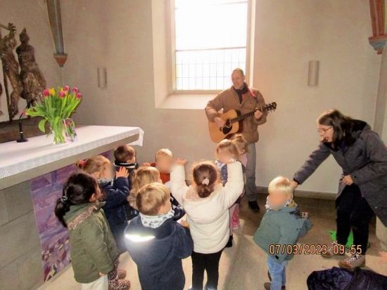 Gemeinsames Singen in der Marienkirche - Krippe Ellhornstraße und Diakon Herr Theiler