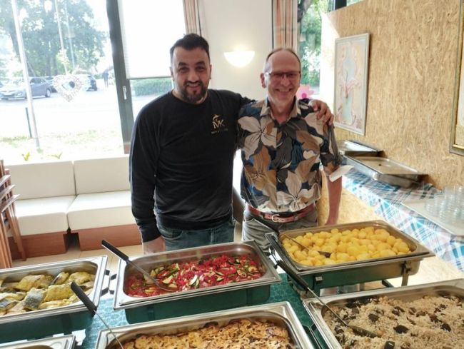 Murat Kirhan von Mut´s Kitchen  und Detlef Otten (Einrichtungsleitung)