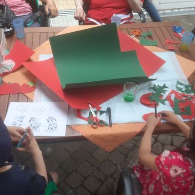 "Kinder und Senioren basteln gemeinsam"