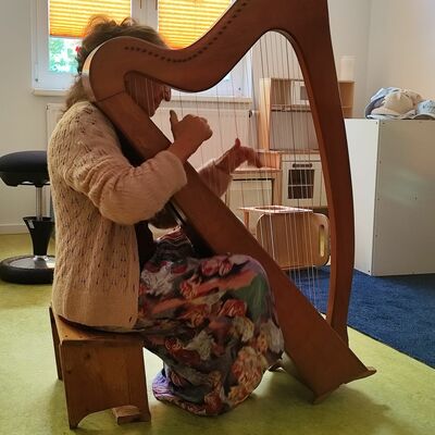 "Harfenistin zu Gast in der Krippe"