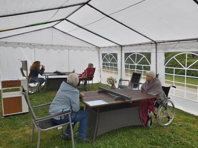 Besucherzelt im Garten des Elisabeth-Hauses