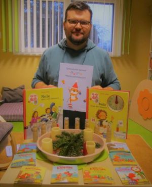 Oliver Lüdtke (Krippe Ellhornstraße) mit der Sachspende von der Buchhandlung Thalia