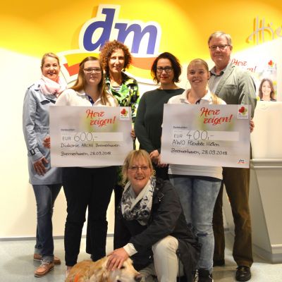 "dm Filiale spendet 600 Euro für die tiergestützte Therapie der ARCHE Klinik"