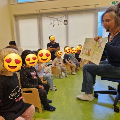 "Liedermacherin Bettina Göschl zu Gast in der Krippe Ellhornstraße"