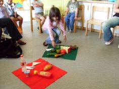 Kinder lernen den bewussten Umgang mit gesunden und ungesunden Nahrungsmiteln.