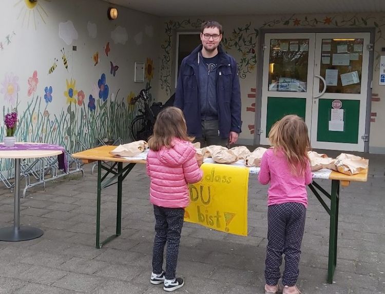 Timo Suermann (Erzieher) begrüßt Kinder aus der Ellhornstraße