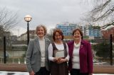 Andrea Nolte (links) und Karin Gräper (rechts) vom Deutsch-Amerikanischen Club übergeben die Spende an Bettina In der Stroth vom Frauenhaus