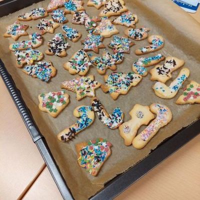 "Alt und Jung backen Plätzchen"
