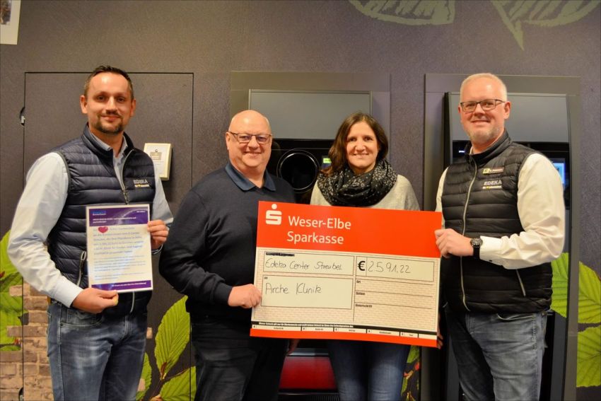 Auf dem Bild v.l.: Daniel Streubel (Inhaber E-Center Streubel), Thorsten Büsker (Geschäftsführer der Diakonie Bremerhaven), Dorothee Schäfer (Erzieherin im PED in der Klinik), Sven Petersen (Marktleitung E-Center Streubel)