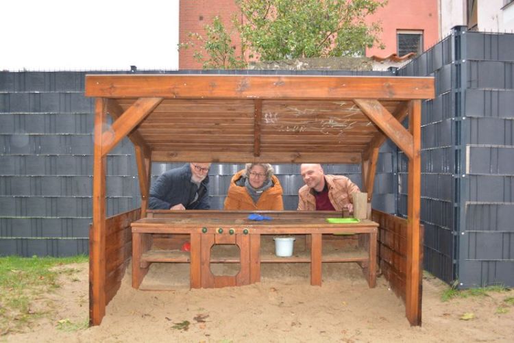 Auf dem Bild (v.l.)= Klaus Willems (ESG Klushof), Ina Fromhege (ESG Klushof), Daniel Neckien (Einrichtungsleitung Kita Wichernhaus)