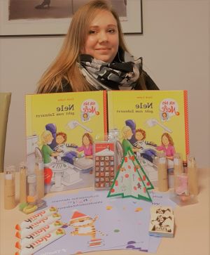 Jessica Lüdtke (Arche Klinik) mit der Sachspende von der Buchhandlung Thalia