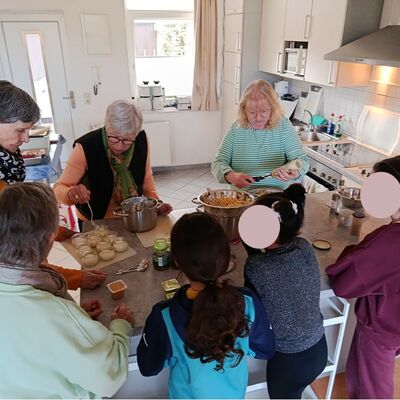 "Jung und Alt kochen zusammen"