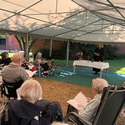 "Gottesdienst unter freiem Himmel im Elisabeth-Haus"