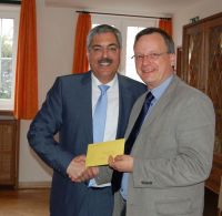Scheckübergabe von links: Oberbürgermeister Melf Grantz und Herr Werner Keil