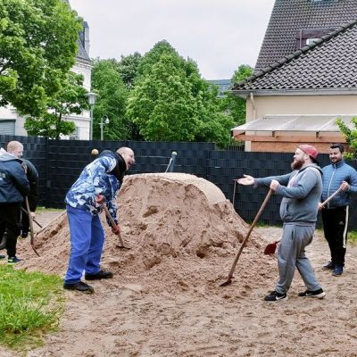 "Neuer Sand für die Kita Wichernhaus"