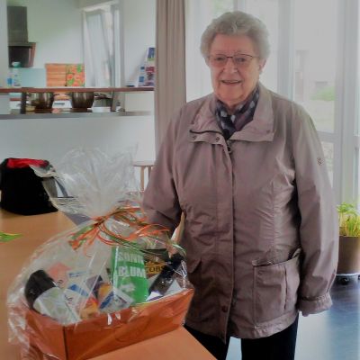 "Helga Wienholz gewinnt Präsentkorb"
