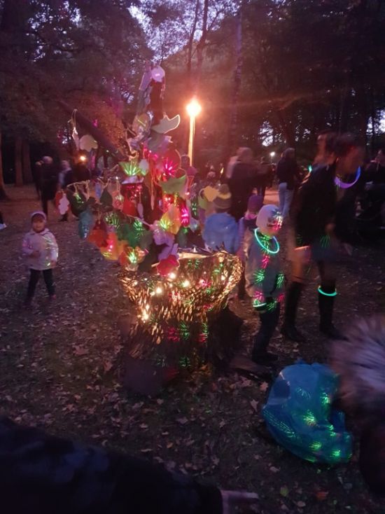 Traumzauberbaum der Kita Wichernhaus beim Lichterfest im Speckenbüttler Park 2018