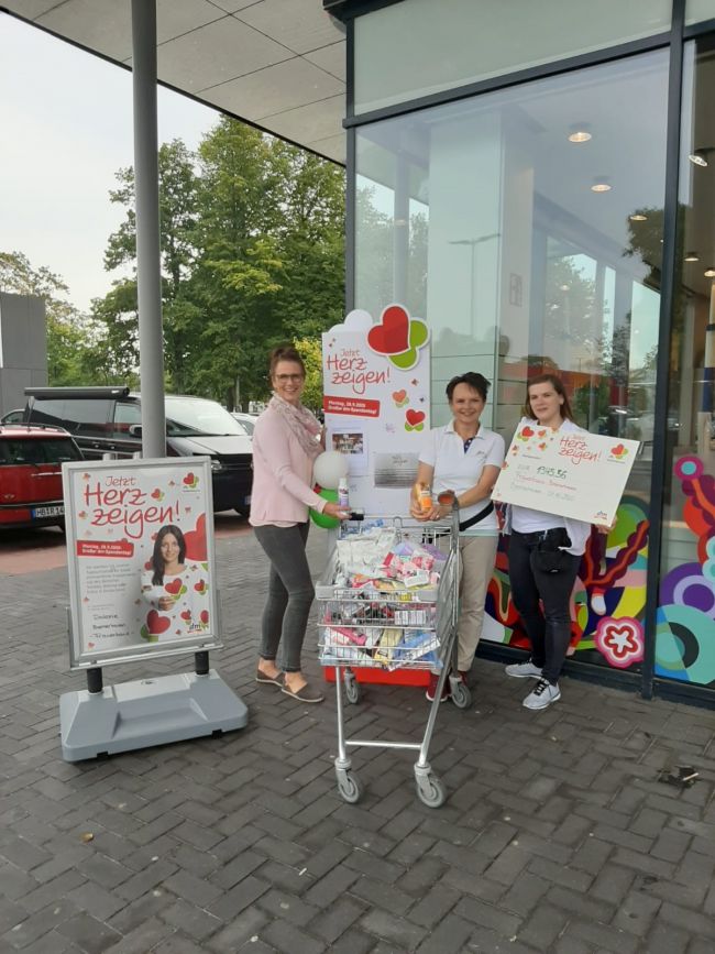v.l.: Frau Arzenheimer (Mitarbeiterin Frauenhaus), Doris Schmidt (Mitarbeiterin bei dm), Lena Meisen (Stellvertretung dm Markt Elbestraße)