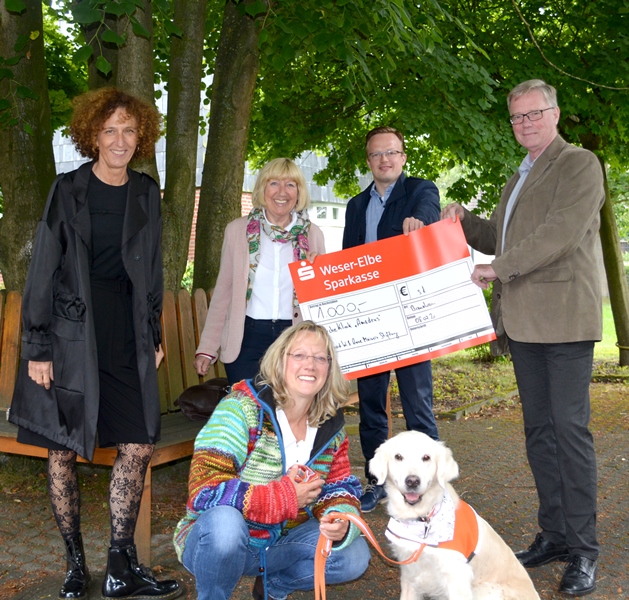 Auf dem Bild v. l: Dr. Susanne Lindner, Karola Haufe, Therapiehund Kandis, Anne Meiners (Stiftungsgründerin), Andre Fricke, Wolfgang Mann (Geschäftsführer der Diakonie Bremerhaven)