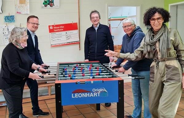 von links: Ursula Krüger (Welfonder-Stiftung), Andre Fricke (Welfonder-Stiftung), Konrad Welfonder (Welfonder-Stiftung), Antje Bladauski (Bewegungstherapeutin),  Dr. Susanne Lindner (Oberärztin der Arche Klinik)