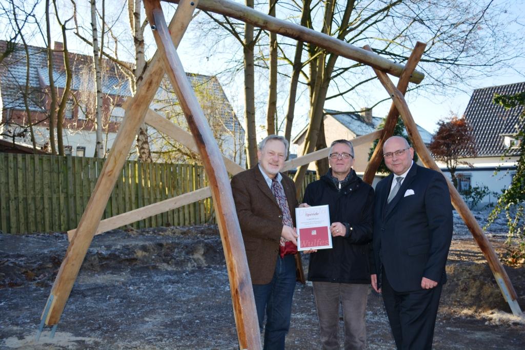 von links: Christoph Dahms (Vorsitzender der Ursula-Wulfs-Stiftung), Heiko von Minden (Pflegedienstleiter der ARCHE Klinik) und Michael Sandelmann (Vorsitzender der Ursula-Wulfs-Stiftung))