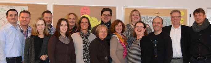 von links: Wolfgang Hackauf (Controlling), Thomas Schmidt (stellv. Gechäftsführer), Jessica Schmidt (Presse- und Öffentlichkeitsarbeit), Andreas Gödecke (Leitung Diakonie-Sozialstation), Melanie Weber (Leitung Kita Wichernhaus), Claudia Mauritius (SeniorPartner), Iris Boyksen (Leitung Jacobi-Haus), Frank Forstreuter (Oberarzt Tagesklinik Virchowstraße), Helga Kurfeld (Leitung Krippe Ellhornstraße), Nicole Kiefl (Leitung Buchhaltung), Sandra Stürmer (Leitung Kita Ellhornstraße), Manuela Holthausen-Walleit (Leitung Personalabteilung), Michael Tietje (Leitung ARCHE Zentrum), Wolfgang Mann (Geschäftsführer Diakonie Bremerhaven), Jens Patermann (Gesamtleitung GISBU mbH)