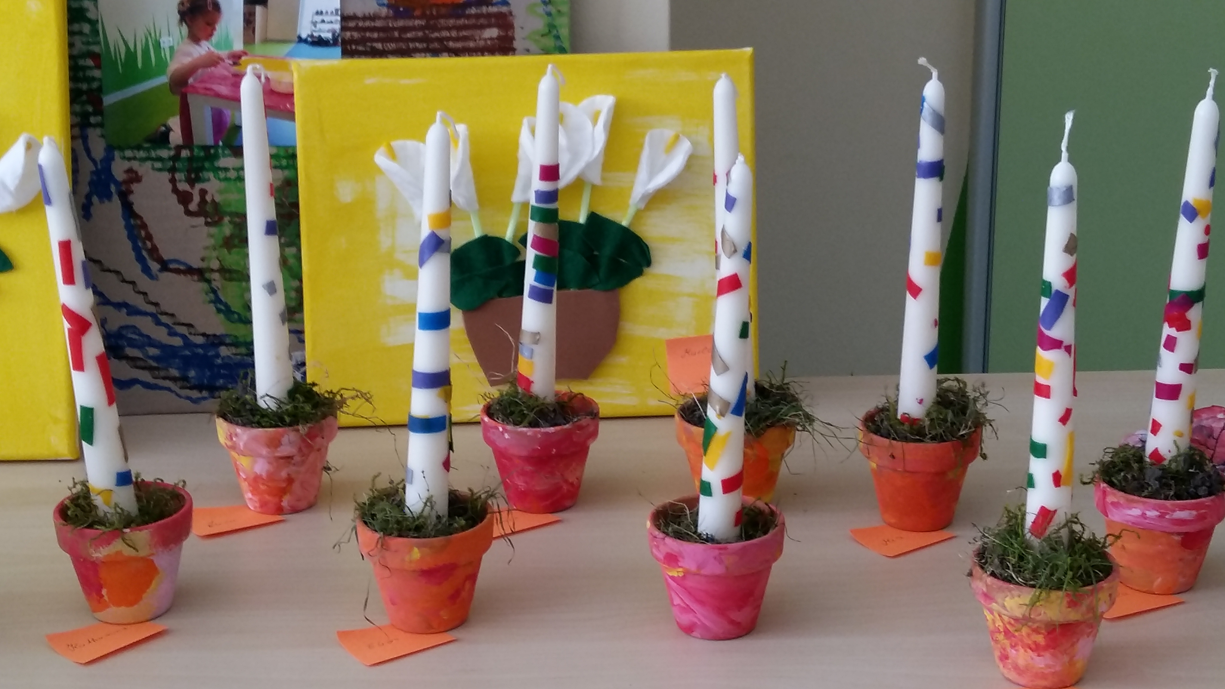 Die Kinder der Krippe Ellhornstraße haben gemeinsam mit ihren Erziehern für den Osterbasar in ihrer Einrichtung gebastelt. Die Ergebnisse können sich sehen lassen. Bei der Veranstaltung konnten Eltern und Interessierte die Bastelein bestauen und gegen eine kleine Spende mit nach Hause nehmen. Für das leibliche Wohl sorgten die Eltern der Kleinen und spendierten der Krippe Kuchen