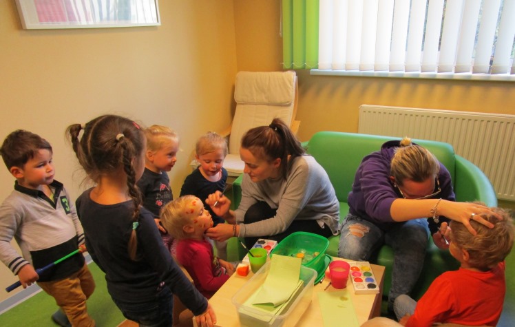 Kinderschminken beim Lichterfest in der Krippe Ellhornstraße