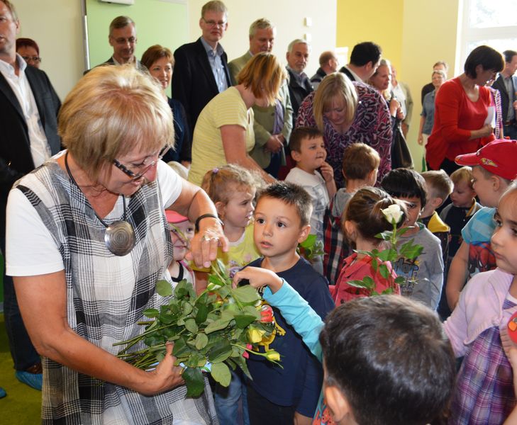 Einrichtungsleiterin Helga Kurfeld erhält Blumen von den Kindern der Kita Ellhornstraße