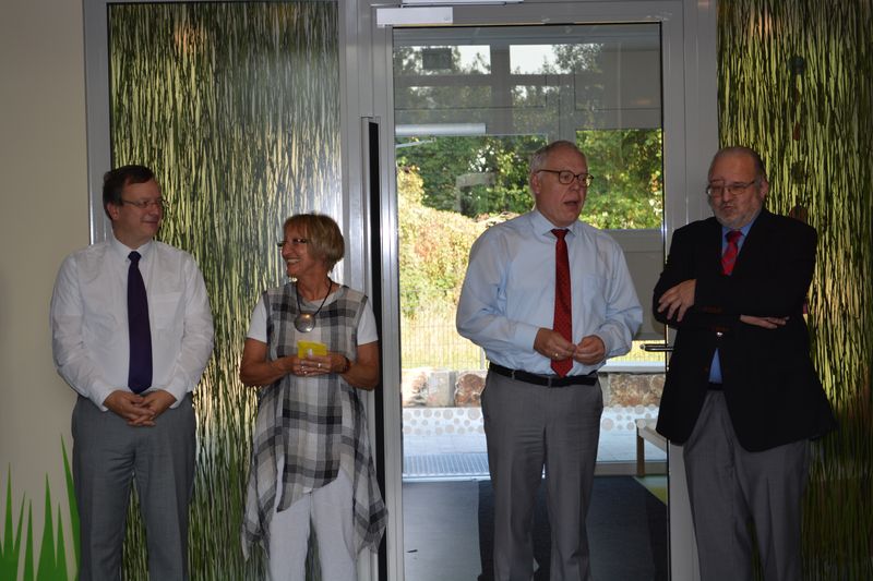 von links: Werner Keil (Planung und Entwicklung beim Diakonischen Werk), Helga Kurfeld (Leiterin der Krippe Ellhornstraße), Eberhard Muras (Geschäftsführer des Diakonischen Werkes), Sozialstadtrat Klaus Rosche