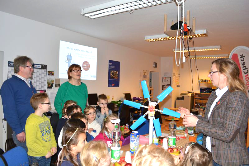 Kinder aus der Kita Ellhornstraße beim Energie-Aktionstag vöm Förderwerk (rechts im Bild: Wiebke Kanngießer, links: Michael Runge