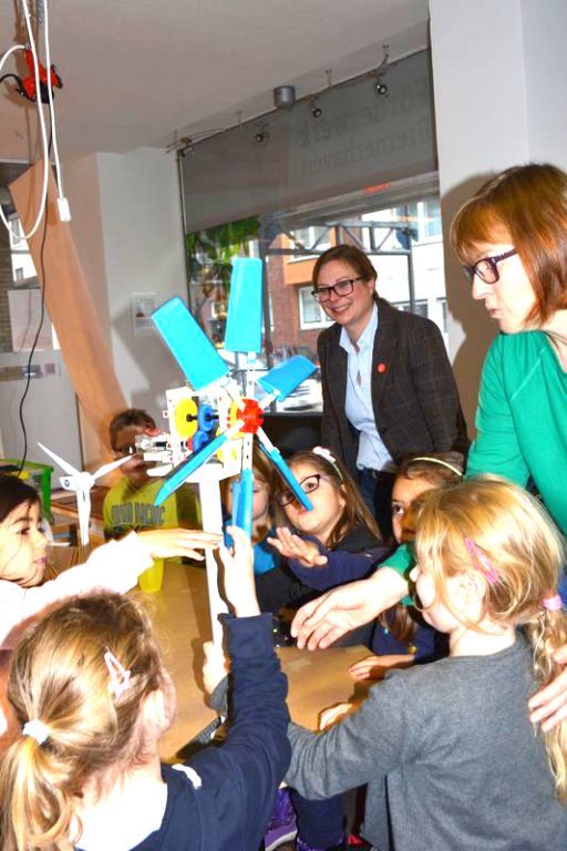 Durch das Drehen wurde Energie erzeugt und die Lampe leuchtetet