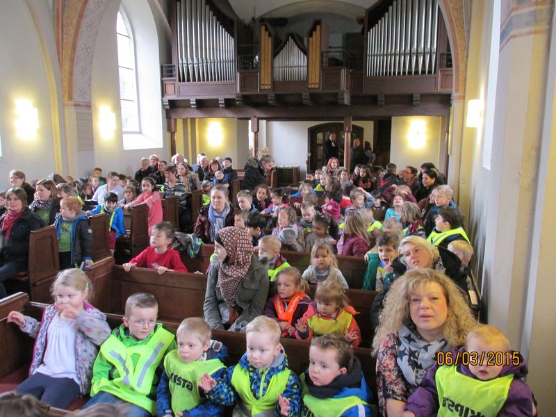 Kinder der Kita Ellhornstraße bei der Taufe eines Kita-Kindes und einer Erzieherin in der Marienkirche im Rahmen der Bibelwoche