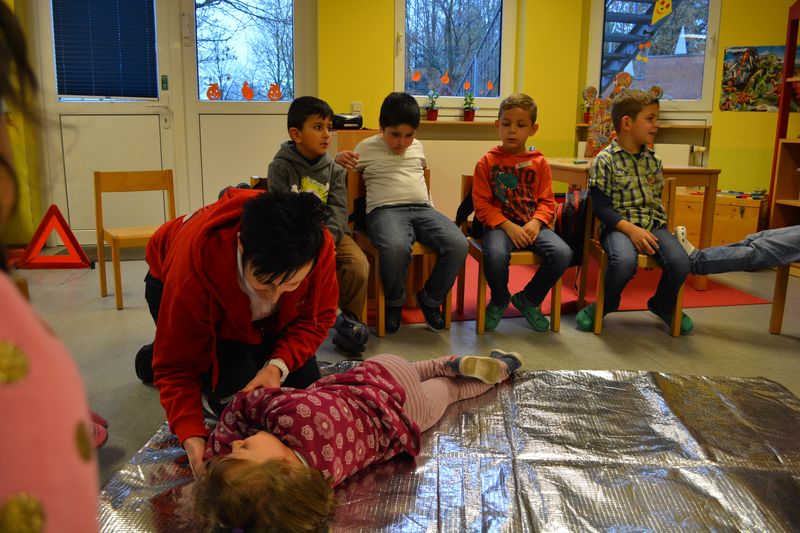 Carola Müller zeigt die stabile Seitenlage