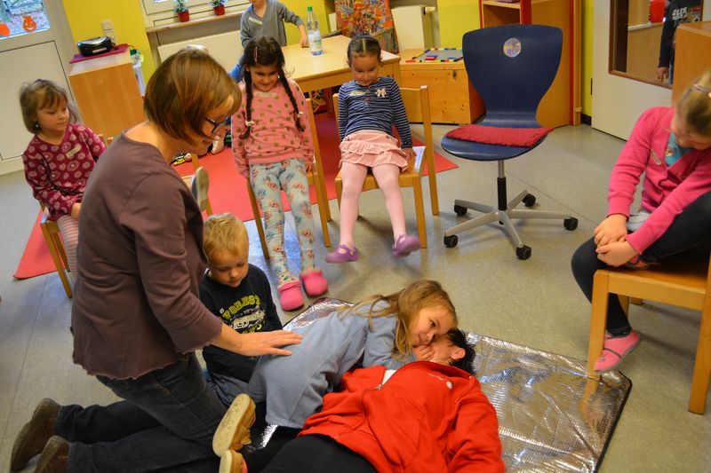 Kita-Kinder üben die Atemkontrolle bei Carola Müller