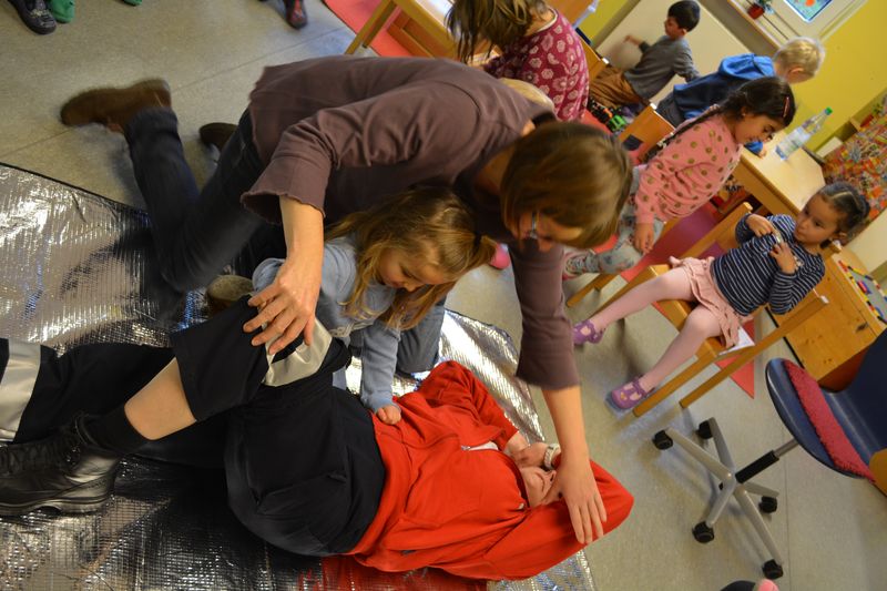 Kita-Kinder üben die stabile Seitenlage bei Carola Müller