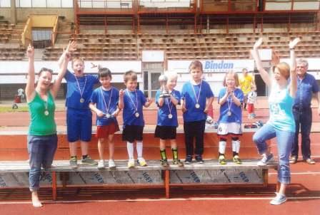 Kinder der Kita Ellhornplatz bekommen den Pokal beim Pfiffikus-Fußballturnier