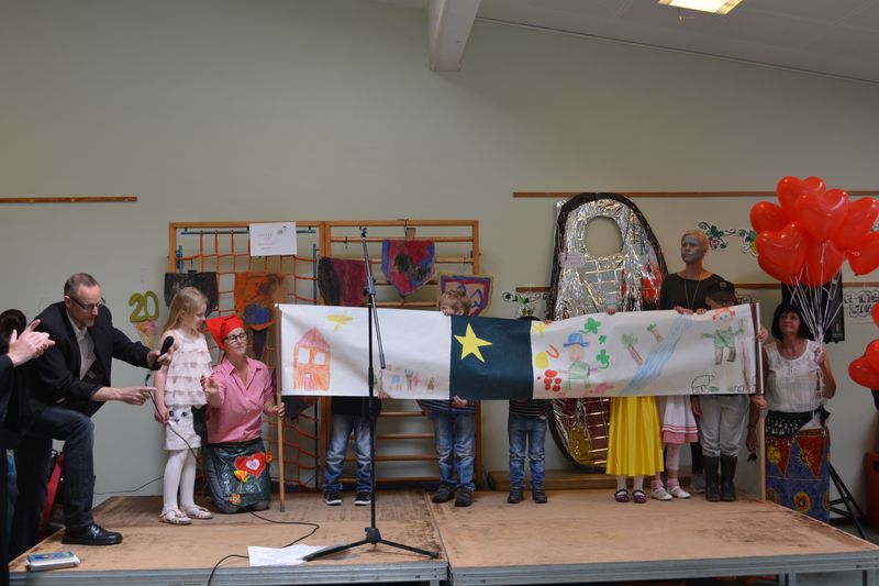 Diakon Michael Theiler trägt gemeinsam mit Kita-Kindern die Geschichte des Hirten (Psalm 23,NT) vor