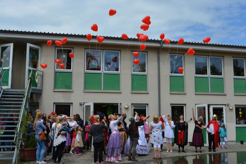 Das Team der Kita Ellhornstraße lässt 20 Herzluftballons mit Wünschen anlässlich des Jubiläums in die Luft steigen