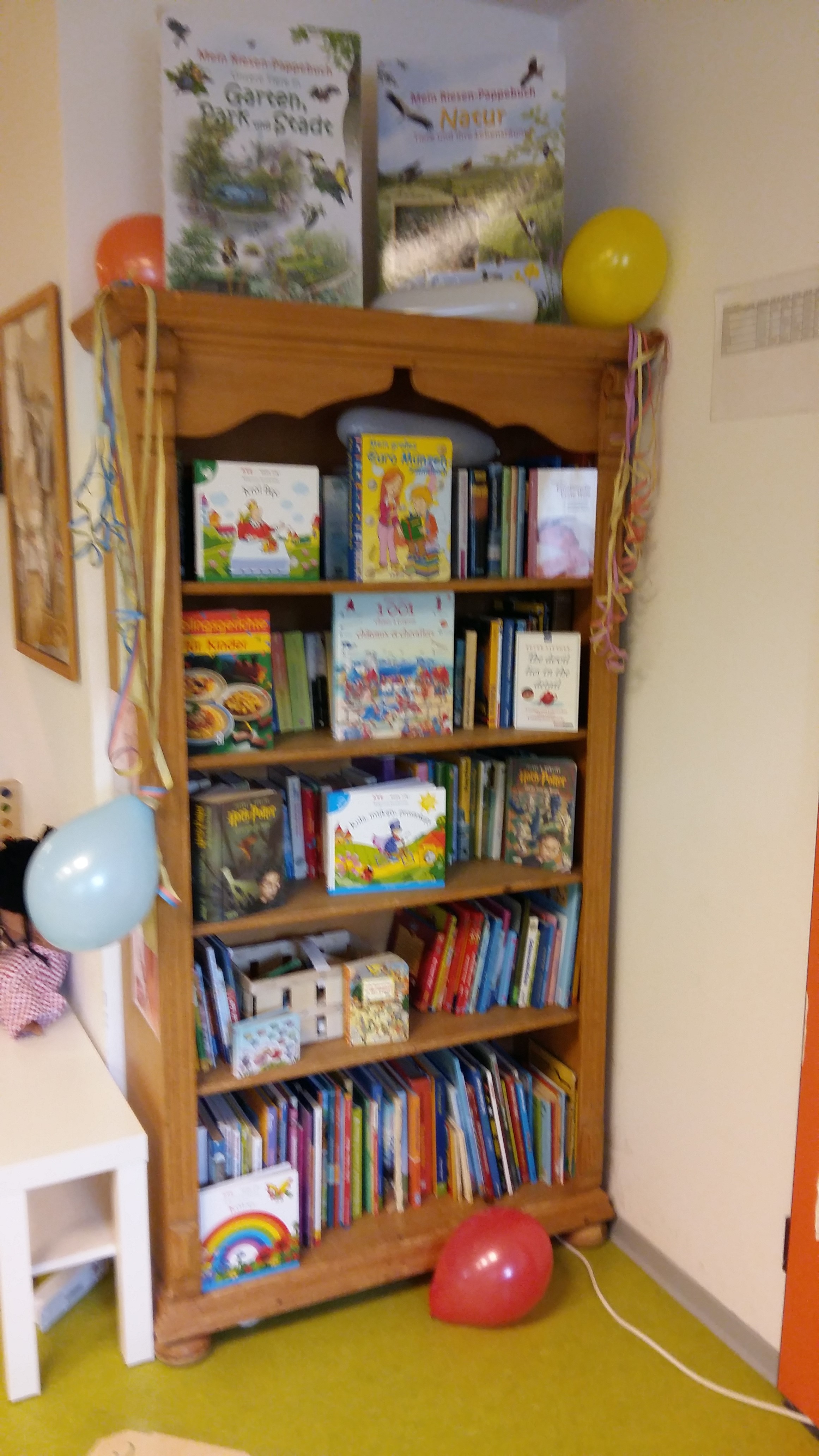 Offenes Bücher-Tausch-Regal der Kita Ellhornstraße