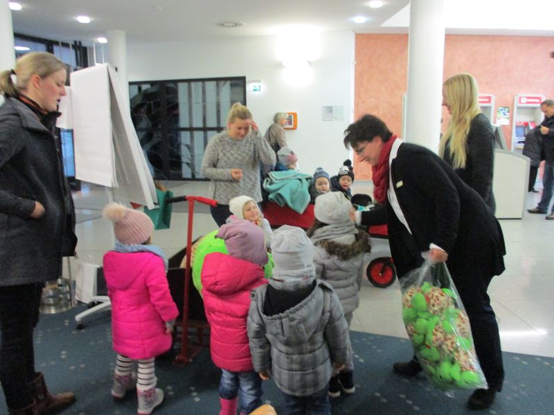 Kinder der Kita Ellhornstraße erhalten von Mitarbeiterinnen der Weser-Elbe-Sparkasse Kuscheltiere geschenkt