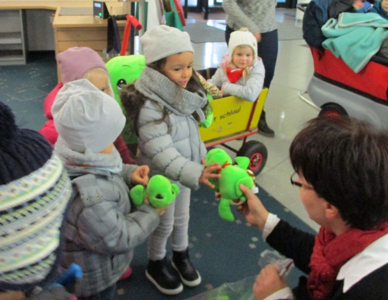Kinder der Kita Ellhornstraße erhalten von Mitarbeiterinnen der Weser-Elbe-Sparkasse Kuscheltiere geschenkt