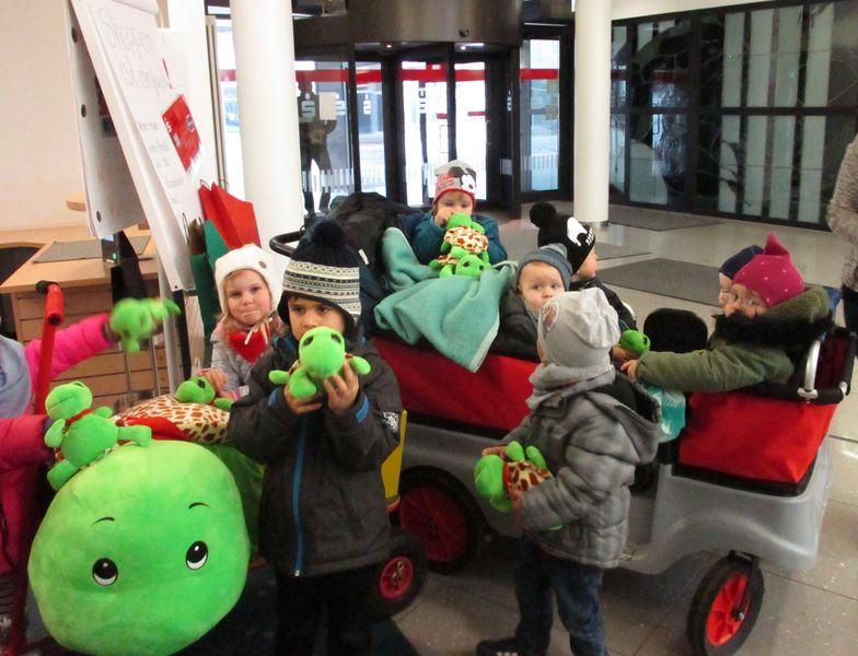 Kinder der Kita Ellhornstraße erhalten von Mitarbeiterinnen der Weser-Elbe-Sparkasse Kuscheltiere geschenkt