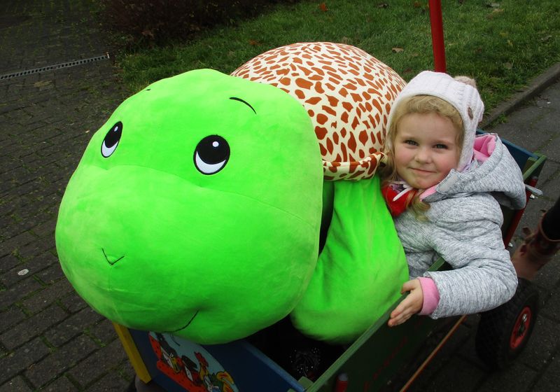 Kinder der Kita Ellhornstraße erhalten von Mitarbeiterinnen der Weser-Elbe-Sparkasse Kuscheltiere geschenkt