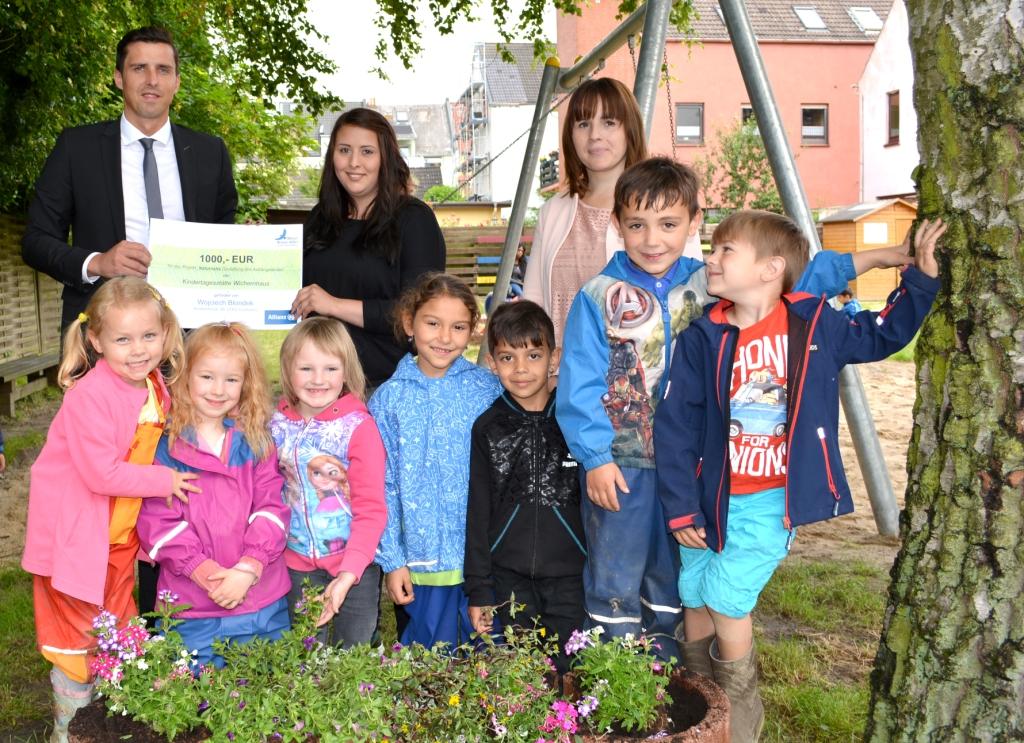 Auf dem Bild sehen Sie von links: Wojciech Blondek (Vertreter der Allianz Versicherung in Cuxhaven), Charline Valente (Kinderpflegerin / Sie hat sich für die Spende eingesetzt) und Melanie Weber (Leiterin der Kita Wichernhaus).