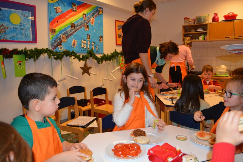 Kinder der Kita Wichernhaus stellen Klimabürger selbst her